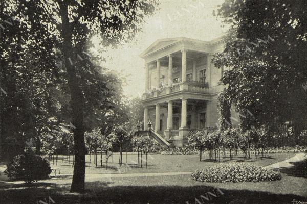 Fotografie vily ze zahrady v roce 1913. Archiv Český svět.