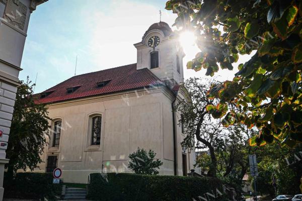 Pohled na unikátní kostel z Krupkova náměstí. Foto NEBE.