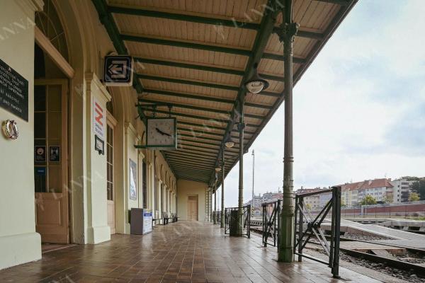 Nástupní veranda dejvického nádraží s ozdobnými litinovými sloupy. Foto NEBE 2022.