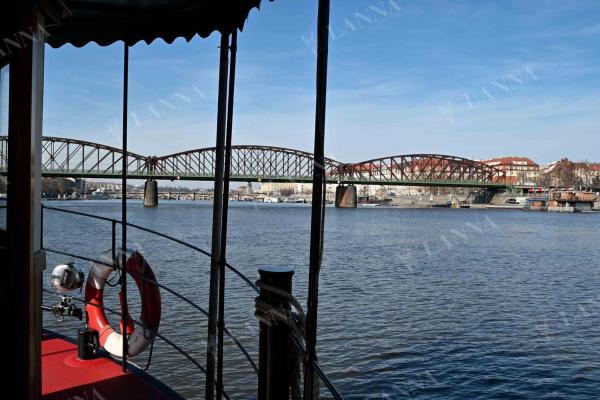 Silueta Železničního mostu, unikátního inženýrského z roku 1901, je nedílnou součástí říčního panoramatu Prahy. Foto NEBE 2023.