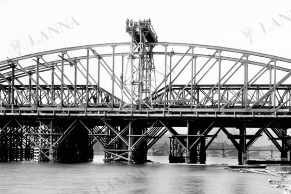 Fotografie z roku 1901 krátce před unikátní výměnou starého mostu za nový. Archiv Hlavního města Prahy.