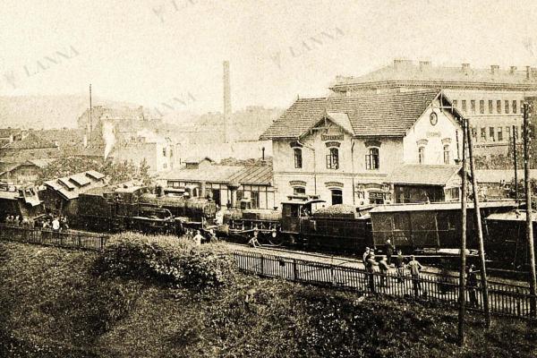 Původní budova vyšehradského nádraží během železniční nehody v roce 1901. Archiv Vyšehradskej.cz