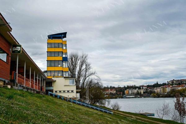 Žlutomodrá věž pro rozhodčí od architekta Jiřího Kaislera z roku 1958 s hledištěm. Foto NEBE 2023.