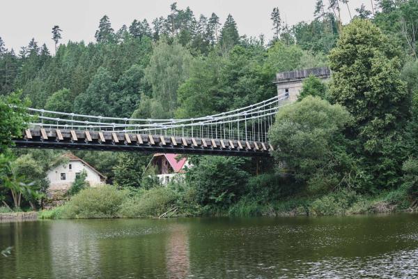 Most po přestěhování překlenul řeku Lužnici nedaleko obce Stádlec. Foto NEBE 2023.