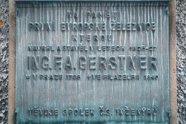 Pamětní deska stavitele dráhy F.A. Gerstnera, připomíná první evropskou železnici v Českých Budějovicích. Foto NEBE 2023.