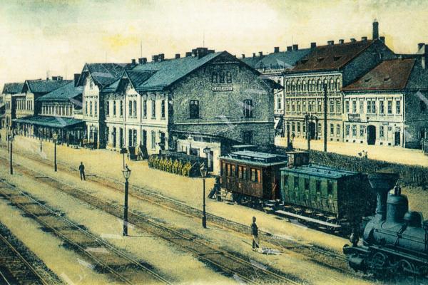 Původní budova železničního nádraží na pohlednici z přelomu 19. a 20. století; sbírka J. Dvořáka.