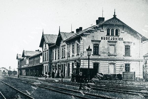 Původní nádraží České Budějovice na konci 19. století, které postavila společnost Dráha císaře Františka Josefa. Sbírka F. J. Čapka.
