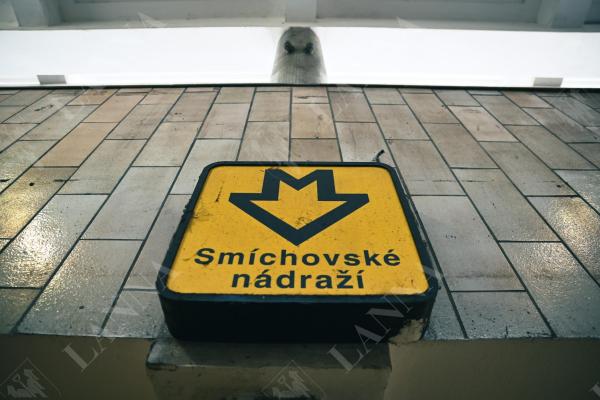 Označení stanice metra Smíchovské nádraží. Foto NEBE 2024.