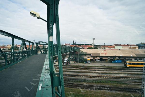 Smíchovská lávka spojovala nádraží s Radlickou ulicí v letech 1930-2023. Foto NEBE 2023.