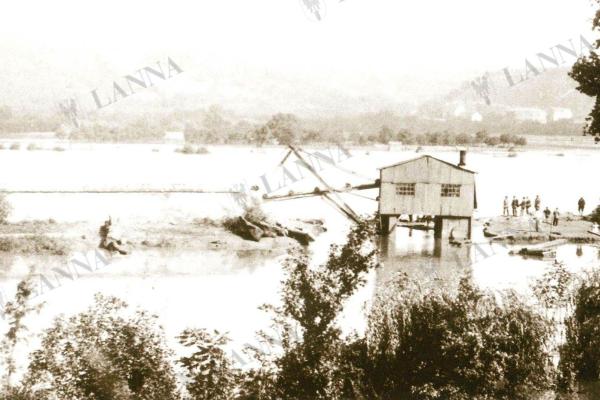 Korečkové rypadlo 1 částečně pod hladinou velké vody v Troji 14.9.1899. BAUER, Zdeněk. Stavební stroje firmy Lanna, 2005.