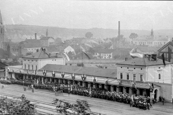 Historický pohled na původní nádraží v Kralupech nad Vltavou. Archiv města Kralupy nad Vltavou. 