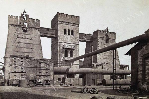 Dvě věže vysokých pecí tzv. belgické konstrukce se středovou výtahovou věží byly dány do provozu v letech 1855–1856, jednalo se o první koksové pece v Čechách. foto J.Eckert. Archiv OMK.
